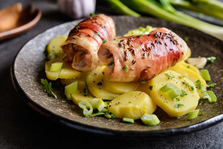 Recipe that will not get tired: chicken rolls stuffed with bacon, ham and cheese