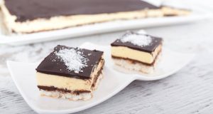 Unbaked coconut-almond cubes: a delicious dessert that scores