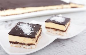Unbaked coconut-almond cubes: a delicious dessert that scores