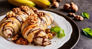 Simple and quick dessert: Bananas in puff pastry with chocolate and nuts. Who can resist?
