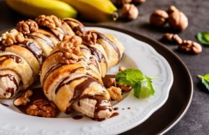 Simple and quick dessert: Bananas in puff pastry with chocolate and nuts. Who can resist?