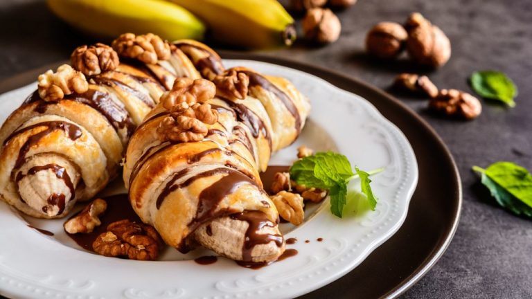 Simple and quick dessert: Bananas in puff pastry with chocolate and nuts. Who can resist?