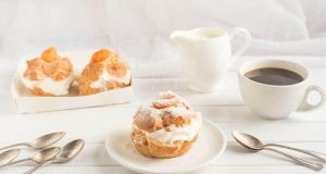 Traditional cream puffs made of battered dough with an unusual filling – refreshing ice cream!