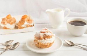 Traditional cream puffs made of battered dough with an unusual filling – refreshing ice cream!