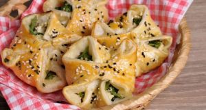 Savoury spinach and cheese puff pastry bags – perfect for a visit