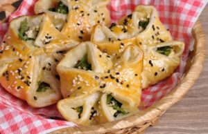Savoury spinach and cheese puff pastry bags – perfect for a visit