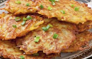 Onion pancakes – Crispy pancakes with onion, ham and cheese ready in 10 minutes