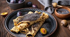 Potato pancakes with poppy seeds and plum marmalade – a rich dish according to our grandmothers