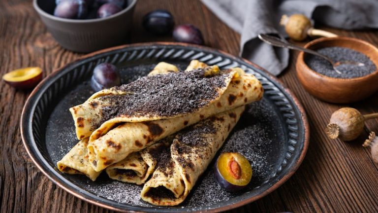 Potato pancakes with poppy seeds and plum marmalade – a rich dish according to our grandmothers