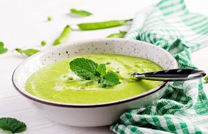 Quick and tasty pea soup with fresh mint – a combination you will love