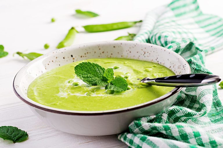 Quick and tasty pea soup with fresh mint – a combination you will love