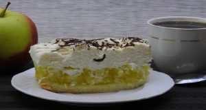 Delicious apple pie with whipped cream – For all sweet tooths