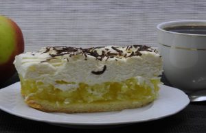 Delicious apple pie with whipped cream – For all sweet tooths
