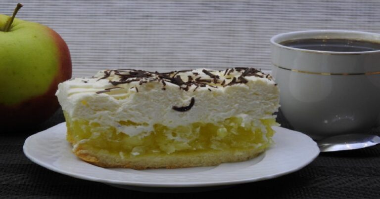 Delicious apple pie with whipped cream – For all sweet tooths