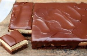 Coffee-chocolate delicacy with cream filling and simple preparation