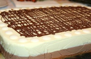 Three-coloured vanilla-chocolate slices with a luxurious taste ready in 20 minutes!