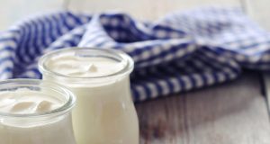 Thick homemade white yoghurt – the result is worth it
