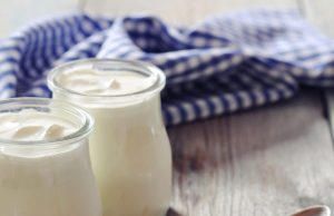 Thick homemade white yoghurt – the result is worth it
