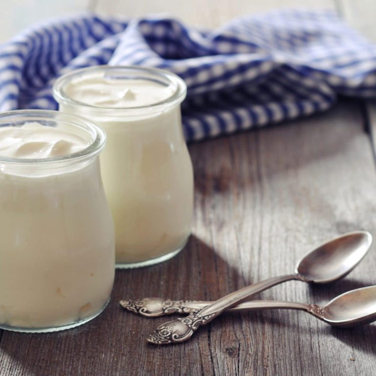 Thick homemade white yoghurt – the result is worth it