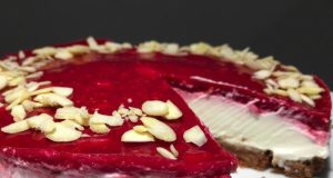 No-bake raspberry cheesecake with no flour and no sugar, ready in just 10 minutes