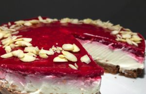 No-bake raspberry cheesecake with no flour and no sugar, ready in just 10 minutes