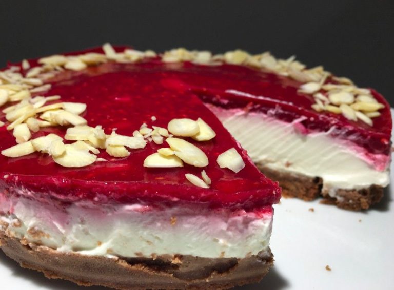No-bake raspberry cheesecake with no flour and no sugar, ready in just 10 minutes