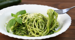 Zucchini spaghetti with avocado sauce – a delicious combination of ingredients that is guaranteed to win you over.