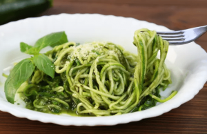 Zucchini spaghetti with avocado sauce – a delicious combination of ingredients that is guaranteed to win you over.