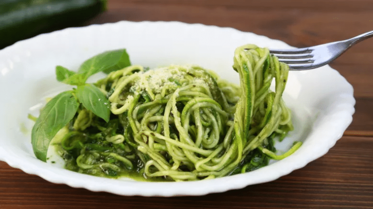 Zucchini spaghetti with avocado sauce – a delicious combination of ingredients that is guaranteed to win you over.