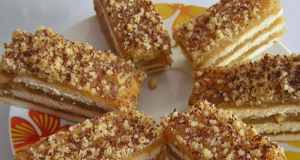 Apple slices with vanilla pudding and walnuts