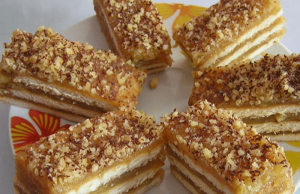 Apple slices with vanilla pudding and walnuts