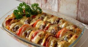 Potatoes with minced meat and vegetables from one bowl – a great lunch idea