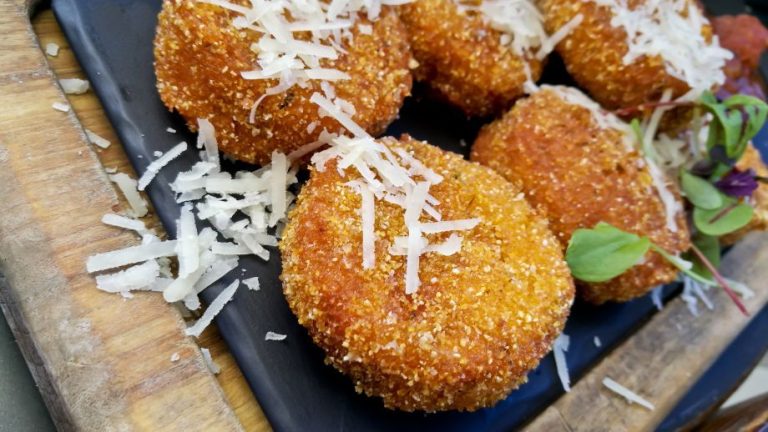 Crispy chicken nuggets stuffed with cheese – delicious cold too!