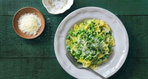 Quick pasta salad: farfalle with broccoli, garlic and peas