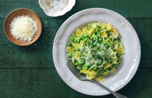 Quick pasta salad: farfalle with broccoli, garlic and peas