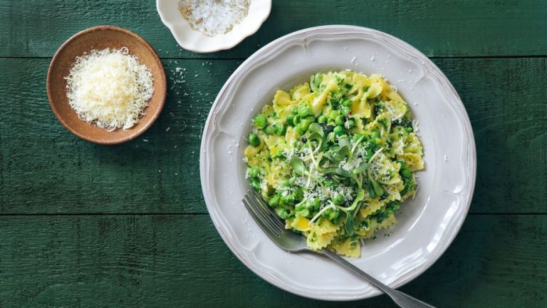 Quick pasta salad: farfalle with broccoli, garlic and peas