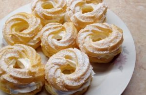 Fantastic homemade wreaths with luxurious yolk cream!