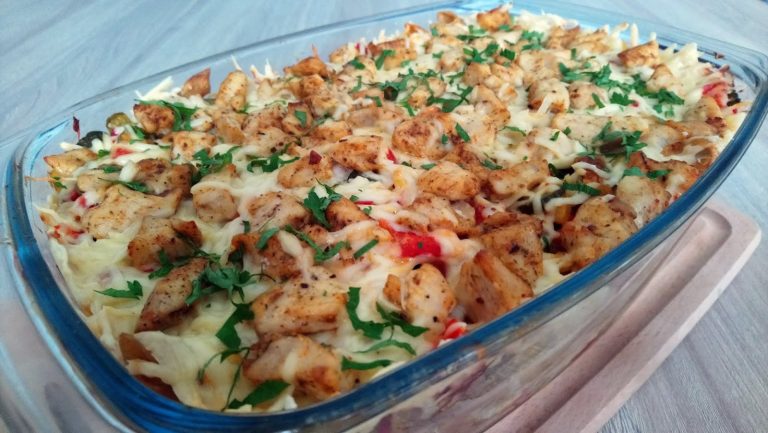Baked chicken with pasta and cheese: a tasty and quick recipe!