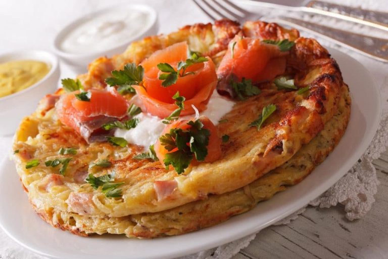 Potato pancakes with smoked salmon – a tasty combination of salmon and potato dough with cream!