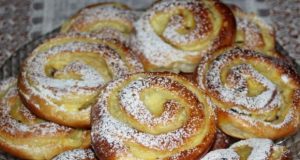 Homemade cheesecake snails with raisins made from soft dough – ready in no time!