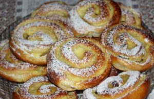 Homemade cheesecake snails with raisins made from soft dough – ready in no time!