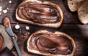 Hazelnuts, cocoa and chocolate – homemade nutella!