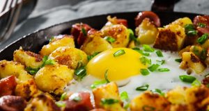Super fast dinner: Potato skillet with sausages and ox eye