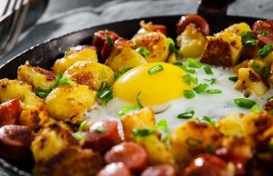 Super fast dinner: Potato skillet with sausages and ox eye