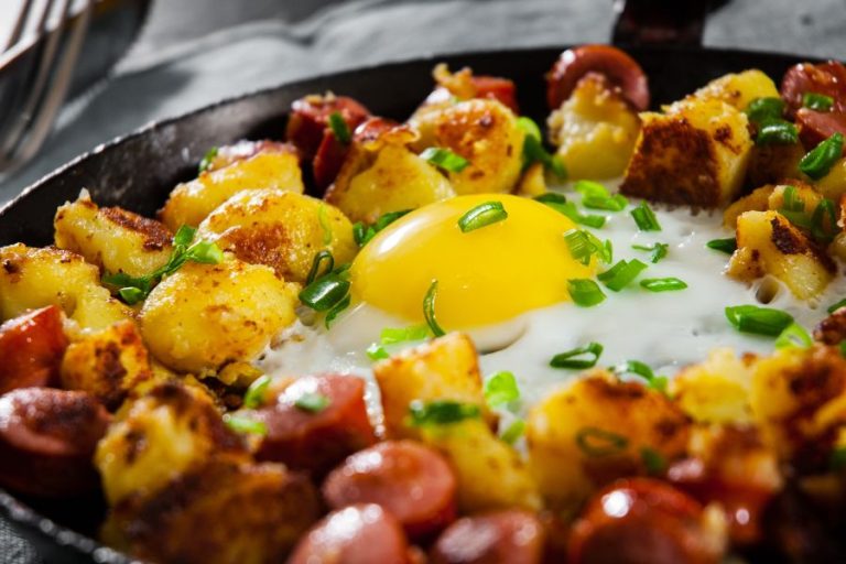 Super fast dinner: Potato skillet with sausages and ox eye