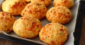 A simple recipe for cheese balls that are ready in 20 minutes!