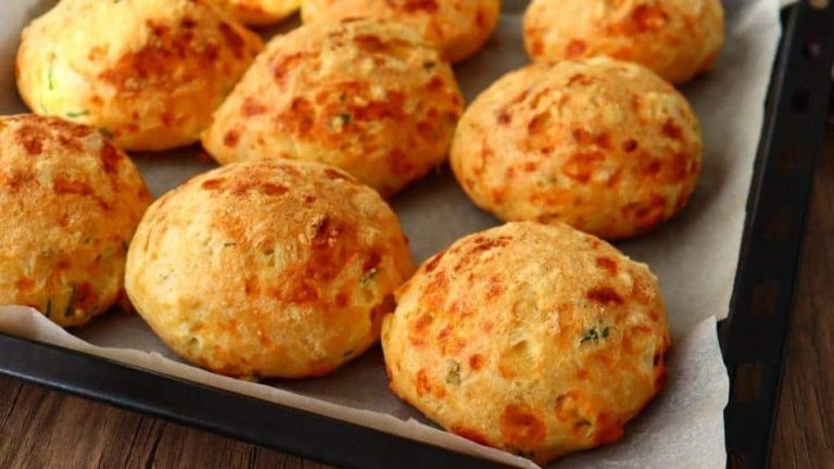 A simple recipe for cheese balls that are ready in 20 minutes!
