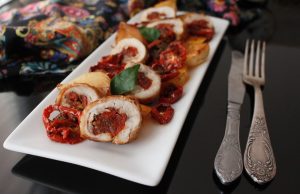 Tender chicken roulade with sun-dried tomatoes and bacon – the perfect choice for a quick lunch