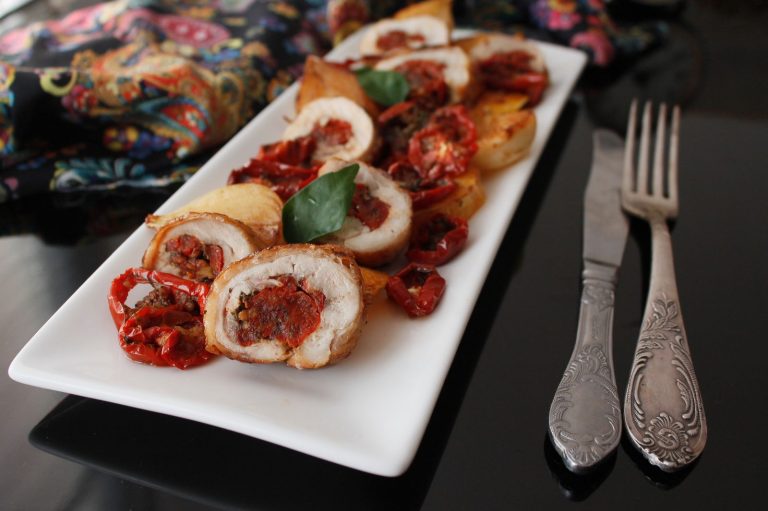 Tender chicken roulade with sun-dried tomatoes and bacon – the perfect choice for a quick lunch