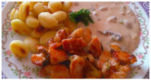 Turkey breast with mushroom-cheese sauce and gnocchi